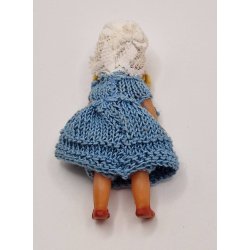 Dukke barn i plastik med hndlavet tj (vintage) 7,5 cm