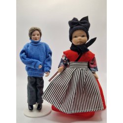 National dukke fra Rm i porceln inkl stativ. Hjde 16 cm med hoved bekldning 