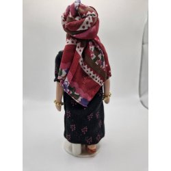 Dukke fra Yemen eller Tunesien i porceln inkl stativ.  16 cm 