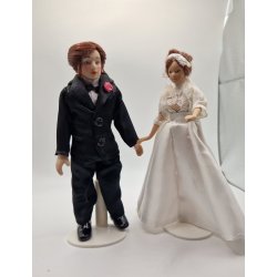 Brudgom/konfirmand i porceln. Scala 1:12. Hjde 15,5 cm (brugt/som ny)