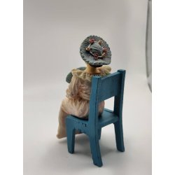 Dame dukke i resin (brugt) 11 cm siddende