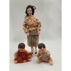 Ari dukke i gummi med kjole. Tysk (vintage) 6,5 cm