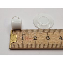 Kop med kaffe eller strkt te i plastik (brugt)