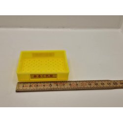 Kasse i plastik i forskellige farver (ny) ml 7,7 cm, brede 6 cm