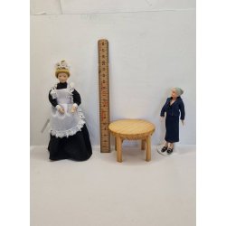 Rundt bord i tr. Lundby spisebord. 1:12 sofabord (brugt)