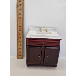 Skab med vask i tr (brugt/lidt defekt)