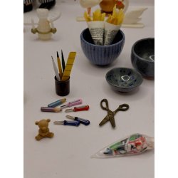 Krus med skrive redskaber (brugt)