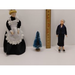 Lille pjusket tr med sne (brugt)