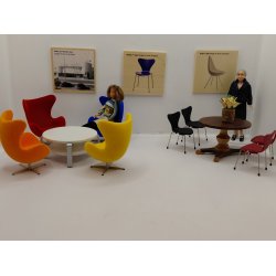 7'er stol i r�d skala 1:16/18. Arne Jacobsen Minimii (ny)