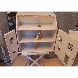 Flot hus med mange fine detaljer. Skala 1:12 (Brugt/med en lille fejl) SENDES IKKE