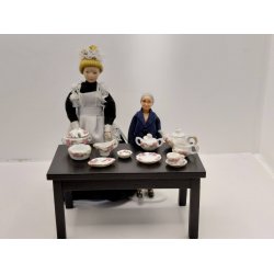 Hvidt stel med lyser�de blomster Kande i porcel�n (brugt/som ny) 1:12