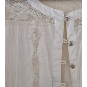 Skjortebluse med blonder og mange andre fine detaljer (brugt) str 46/48 M�rke: Pas 