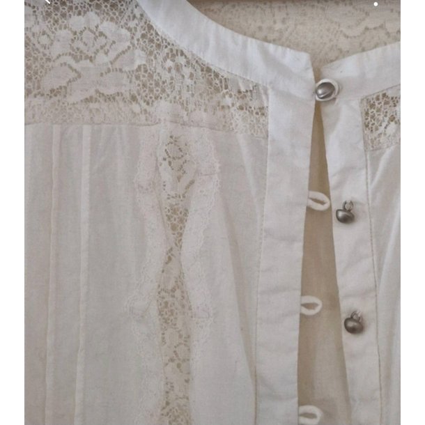 Skjortebluse med blonder og mange andre fine detaljer (brugt) str 46/48 M�rke: Pas 