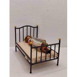 Seng i metal. Maileg (ny) til barn scale 1:12 eller en voksen Lundby. 1205 x 6 cm