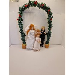  Dukke i hndsyet brudekjole. inkl stativ (brugt)