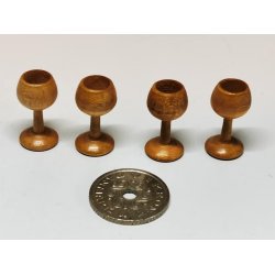 Vin glas i tr (brugte) til dukkehus scala 1:12