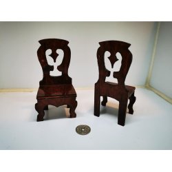 Stol i tr til dukkehus scala 1:10 (brugt)