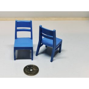 Stol bl i plastik (brugt)