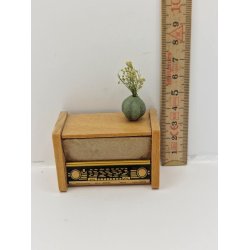Radio med blomster vase (gammel)