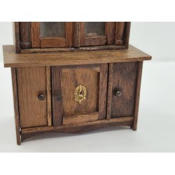 Vitrineskab med fine detaljer (antik)