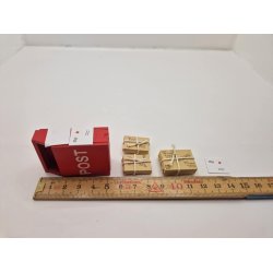 Postkasse i tr, med pakker og breve (nyt)