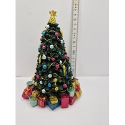 Juletr i resin med pynt og gaver (nyt)