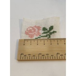 Stof med rose (hnd broderet)