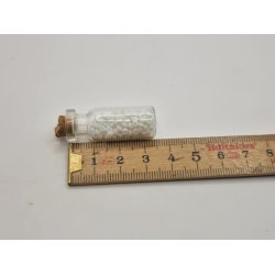 Glas med korkprop og sm hvide perler (brugt)