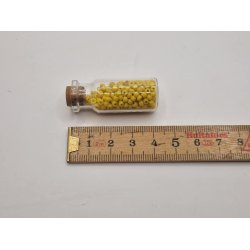 Glas med korkprop og sm gule perler (brugt)