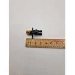 Meget lille mrk dukke i plastik (brugt)