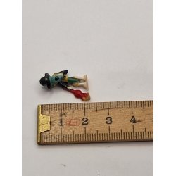 Meget lille figur med guitar i plastik (brugt)