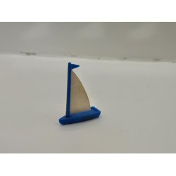 Lille jolle med sejl. I plastik og papir.