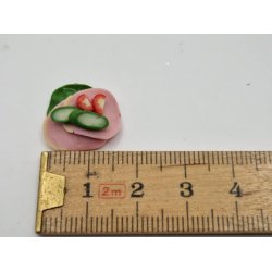 Smrrebrd med skinke, agurk og tomater (hndmalet)