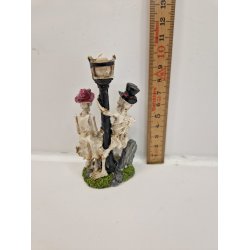 Skeletter omkring en lygtepl uden lys (ny)