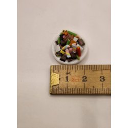 Tallerken med blandet slik (delvis h�ndlavet)