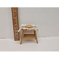 Skammel/lillebord med dug og under skl, det er limet p (brugt)