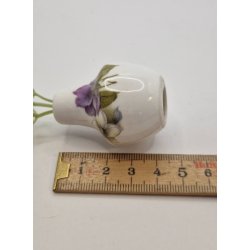 Vase i porceln med plastik blomster (brugt)