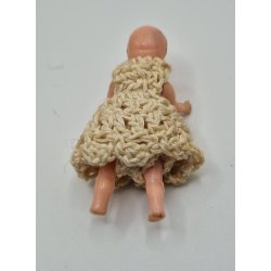 Baby dukke i plastik med hndlavet tj (vintage) 5,7 cm