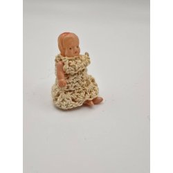 Dukke baby i plastik med hndlavet tj (defekt) 5 cm