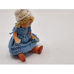 Dukke barn i plastik med hndlavet tj (vintage) 7,5 cm