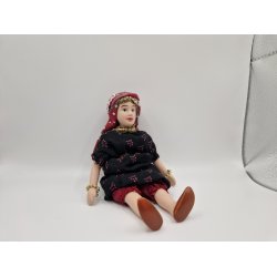 Dukke fra Yemen eller Tunesien i porceln inkl stativ.  16 cm 