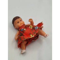 Ari dukke i gummi med kjole. Tysk (vintage) 6,5 cm