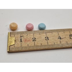 3 sm macarons i plastik (brugte) 