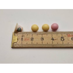 Is bger med 3 kugler i plastik (brugt)