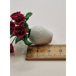 Vase i porceln, med rde roser (brugt/som ny)