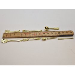 Lot med stort bestik, i plastik (brugt)