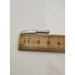 Kniv i metal (brugt)