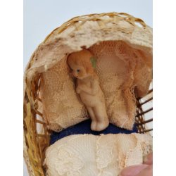 Barnevogn i kurveflet med baby dukke i porceln og sengetj (antik)