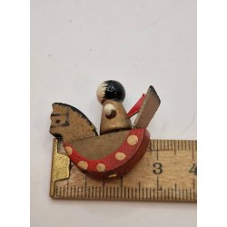 Gyngehest med dukke i tr (brugt)