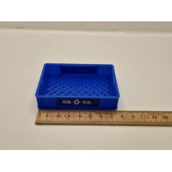 Kasse i plastik i forskellige farver (ny) ml 7,7 cm, brede 6 cm